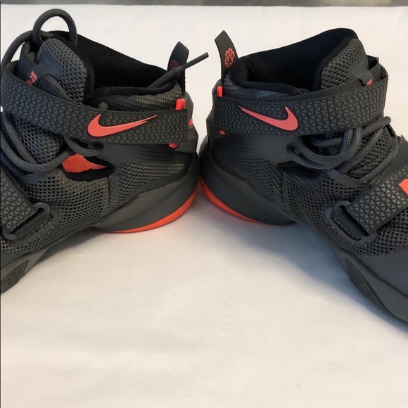 Sneakers - Picture 7 of 9